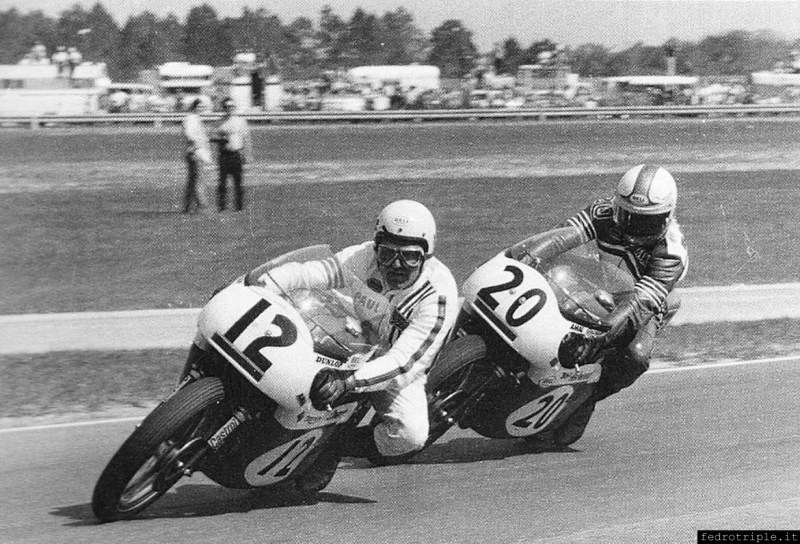 Duel between the sisters BSA and Triumph designed by Hele: ​​the number 12 Paul Smart with the Trident before Mike Hailwood riding the Rocket 3